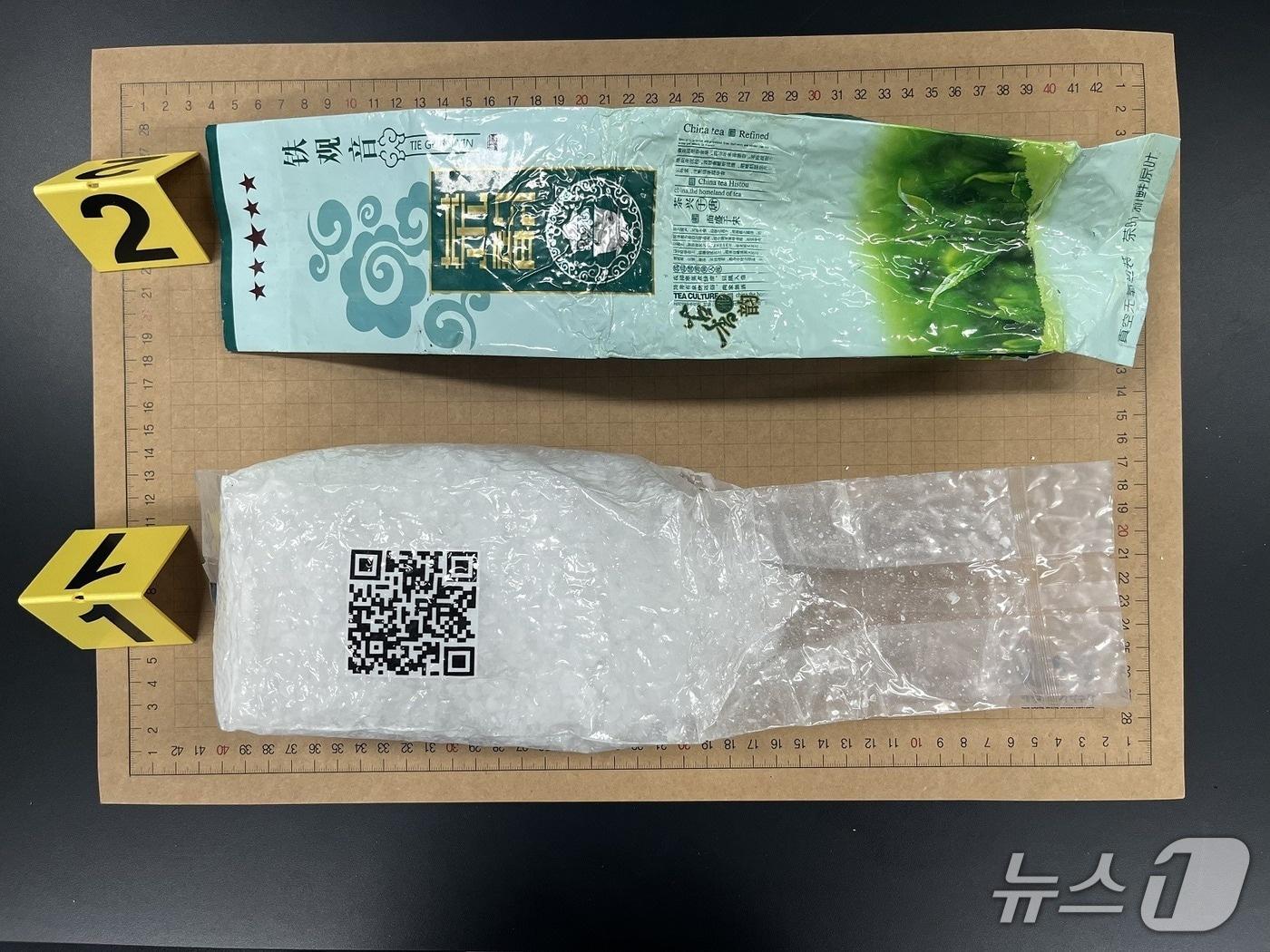 본문 이미지 - 지난 29일 제주시 애월읍 해안에서 '차(茶)' 포장 형태로 발견된 마약 물질인 케타민.(제주해경청 제공. 재판매 및 DB 금지)/뉴스1