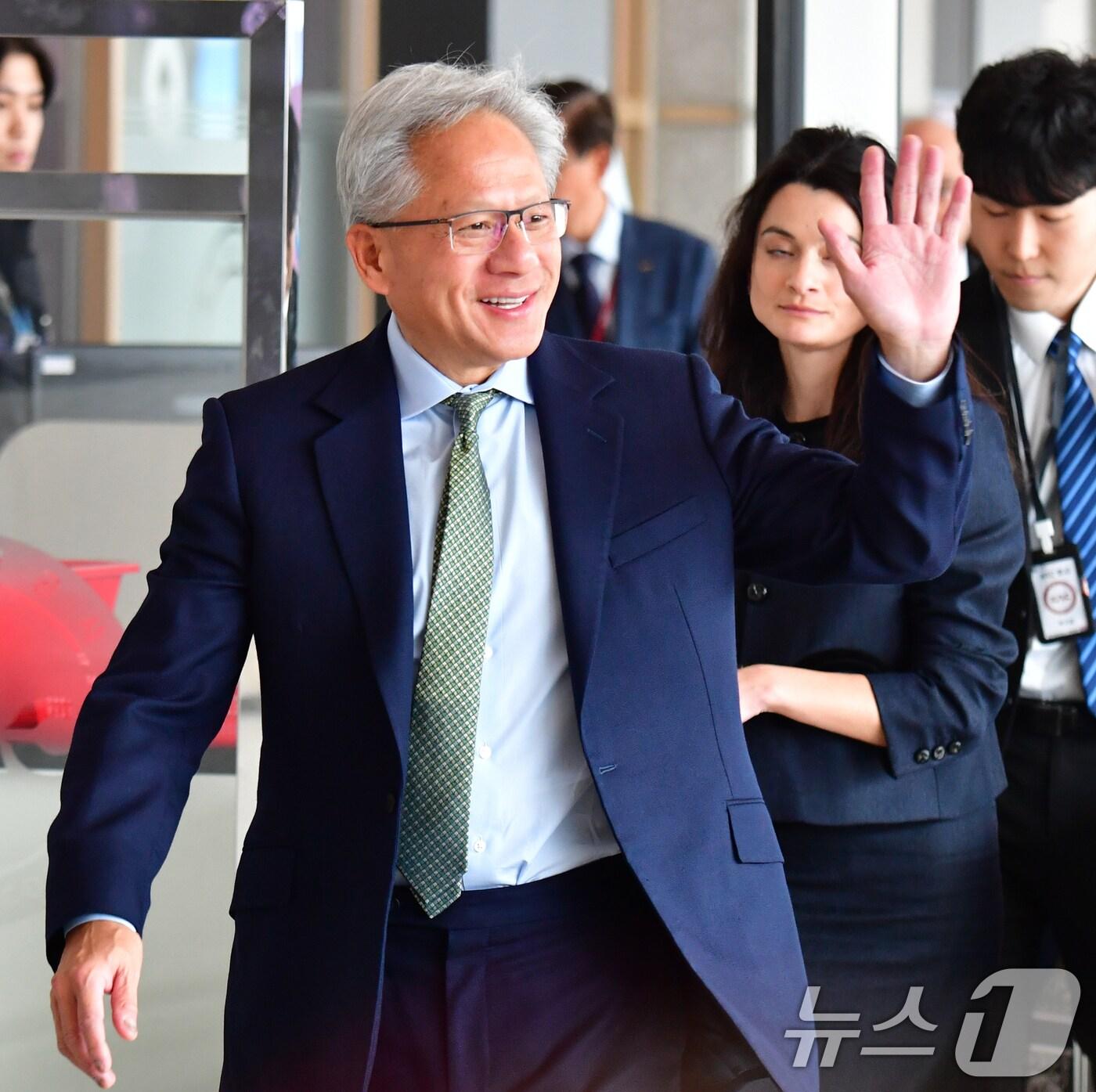 본문 이미지 - 아시아태평양경제협력체(APEC) 회의에 참석하기 위해 전용기를 타고 포항경주공항에 도착한 엔비디아 창립자 겸 CEO인 젠슨 황이 공항 로비에서 연호하는 시민들에게 손을 흔들어 인사하고 있다. 2025.10.31/뉴스1 ⓒ News1 최창호 기자