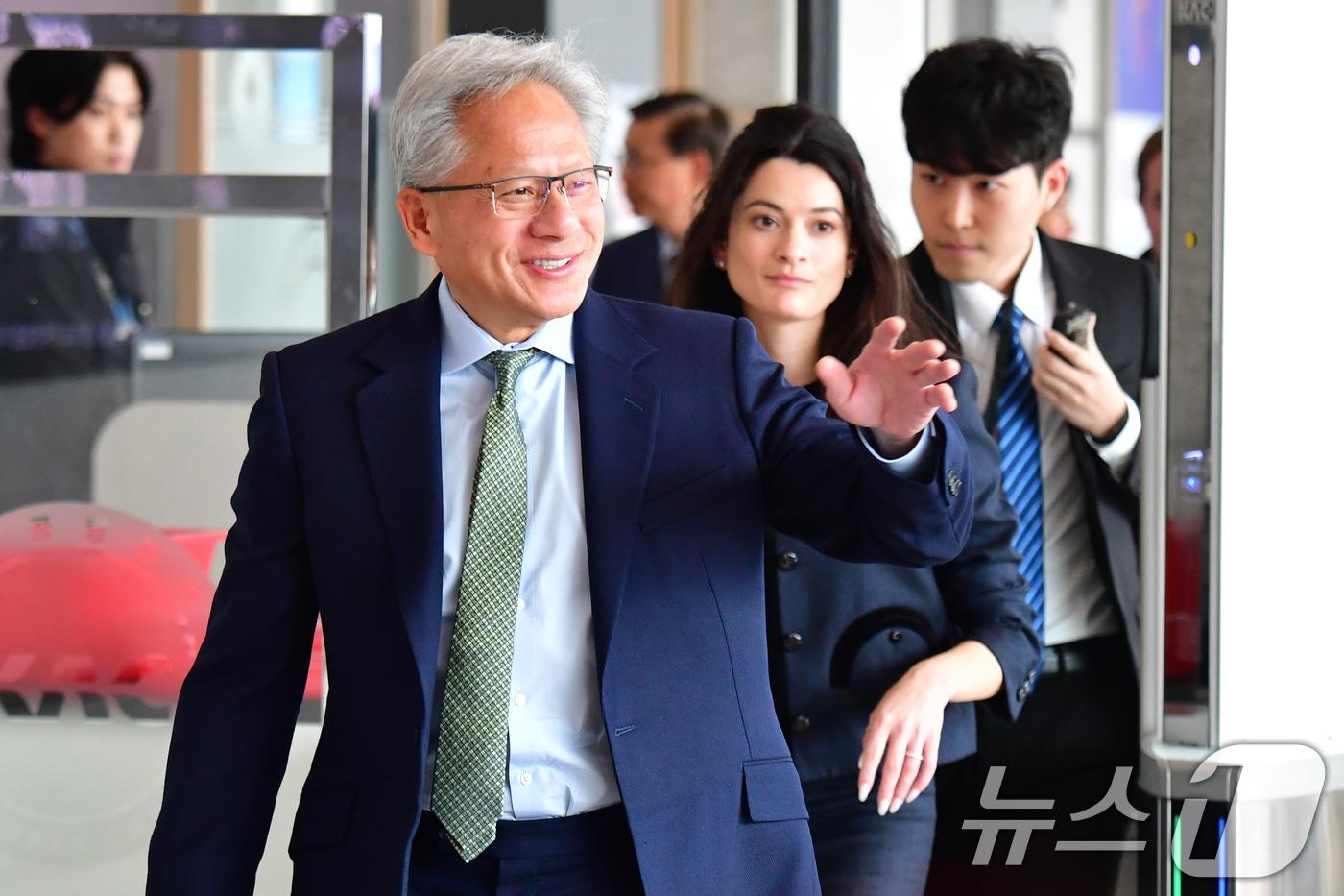 아시아태평양 경제협력체(APEC)에 참석하기 위해 전용기로 경북 포항경주공항에 도착한 엔비디아 창립자 겸 CEO 젠슨 황이 공항 로비에서 자신을 연호하는 시민들에게 손을 흔들어 인사하고 있다. 2025.10.31/뉴스1 ⓒ News1 최창호 기자