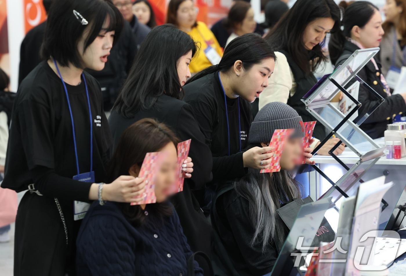 31일 경기 수원시 영통구 수원컨벤션센터에서 열린 &#39;2025 뷰티썸 수원&#39;에서 방문객들이 다양한 뷰티 관련 프로그램을 체험하고 있다. 2025.10.31/뉴스1 ⓒ News1 김영운 기자