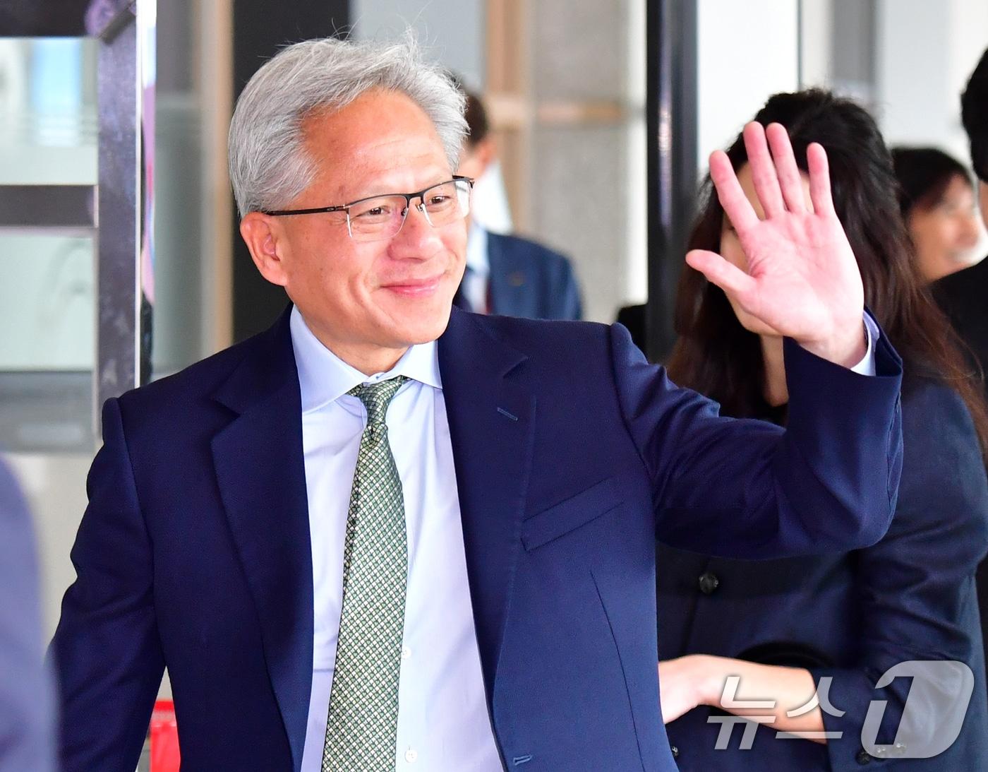 본문 이미지 - 아시아태평양 경제협력체&#40;APEC&#41;에 참석하기 위해 전용기로 경북 포항경주공항에 도착한 엔비디아 창립자 겸 CEO 젠슨 황이 공항 밖에서 기다리던 시민들에게 다가가 인사하고 있다. 2025.10.31/뉴스1 ⓒ News1 최창호 기자