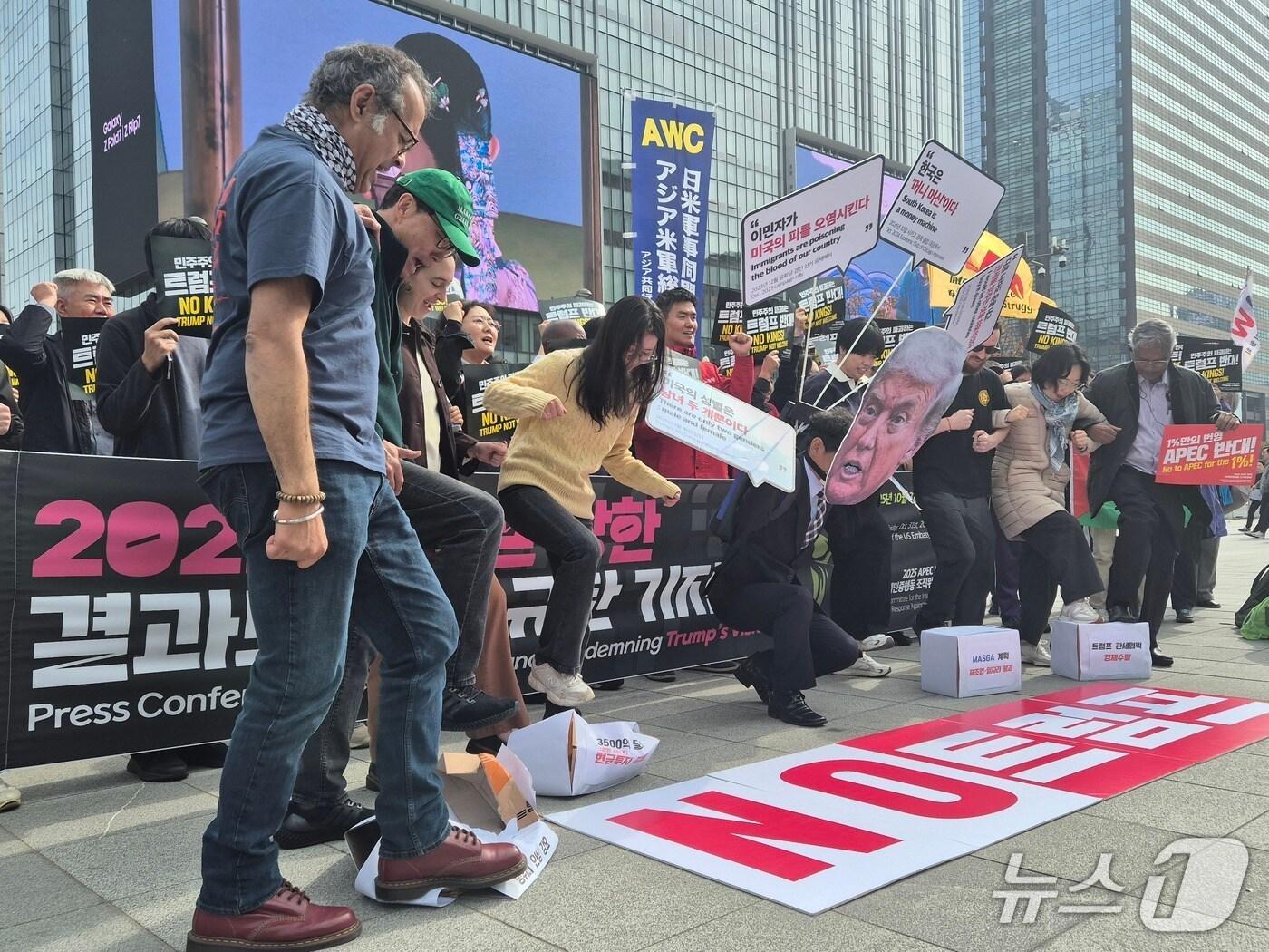 본문 이미지 - 38개 시민단체가 참여한 2025 APEC 반대 국제민중행동 조직위원회&#40;국제민중행동&#41;가 31일 서울 광화문 주한 미국대사관 앞에서 기자회견을 여는 모습.2025.10.31/뉴스1 ⓒ News1 신윤하 기자