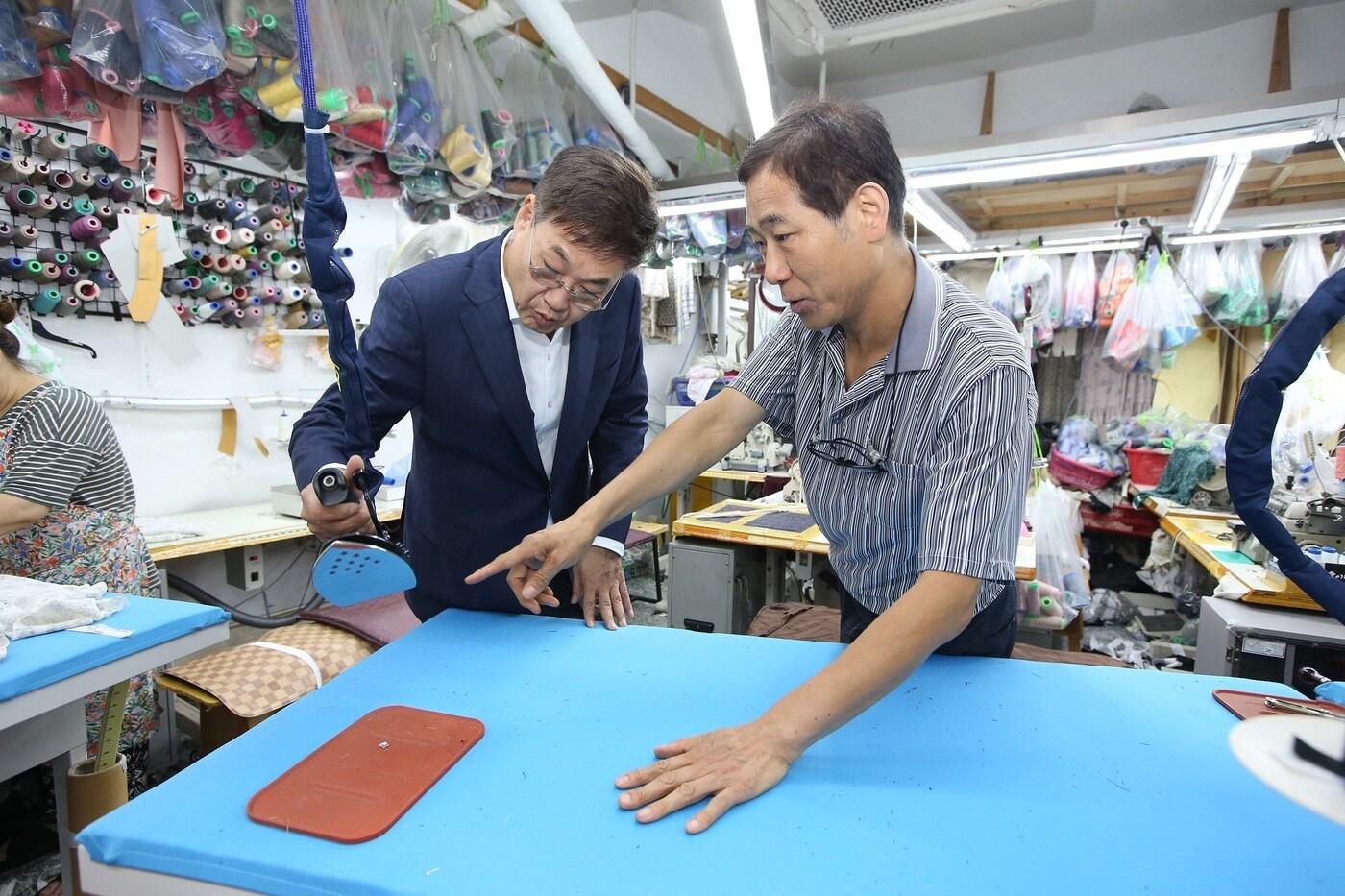 봉제사업장을 방문한 정문헌 서울 종로구청장&#40;서울시 제공&#41;