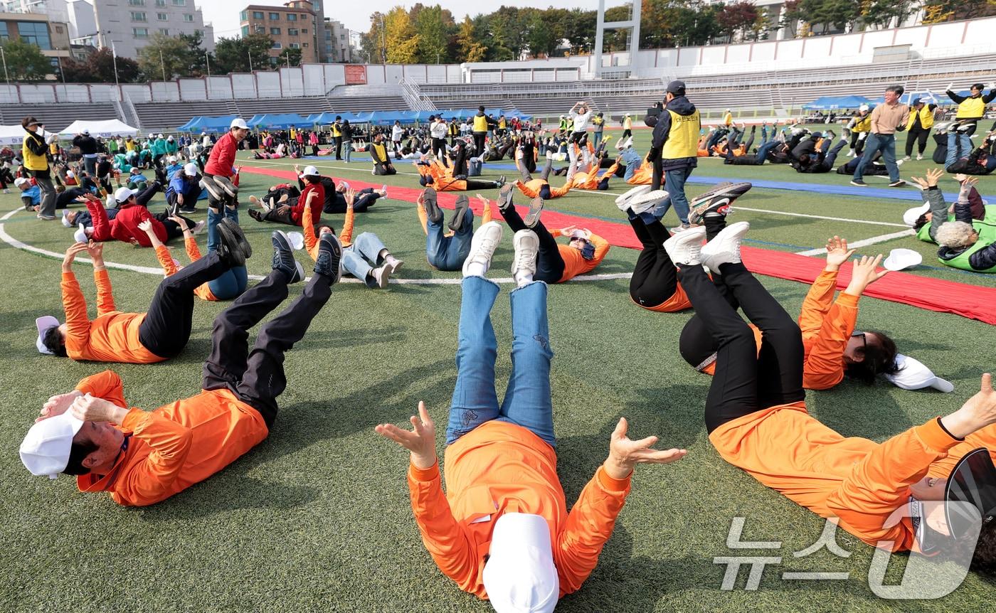 지난 10월 31일 서울 용산구 효창운동장에서 열린 제25회 대한노인회 서울시연합회 '시니어올림픽'. 2025.10.31/뉴스1 ⓒ News1 권현진 기자