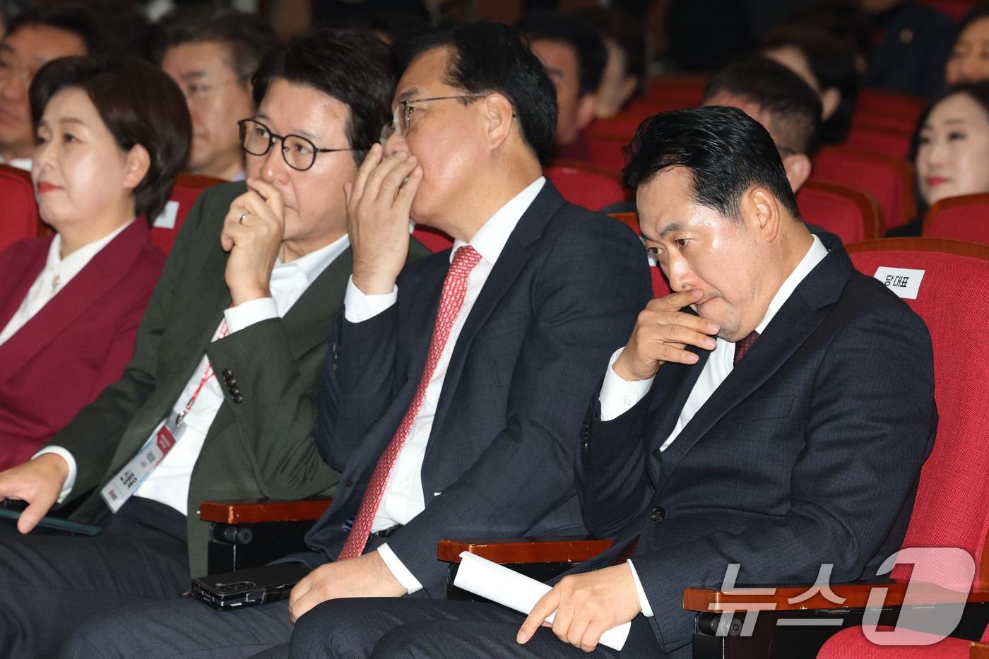 장동혁 국민의힘 대표가 31일 서울 강남구 SETEC에서 열린 서울시당 당협위원장 및 선출공직자 워크숍에서 생각에 잠겨있다. 2025.10.31/뉴스1 ⓒ News1 이광호 기자