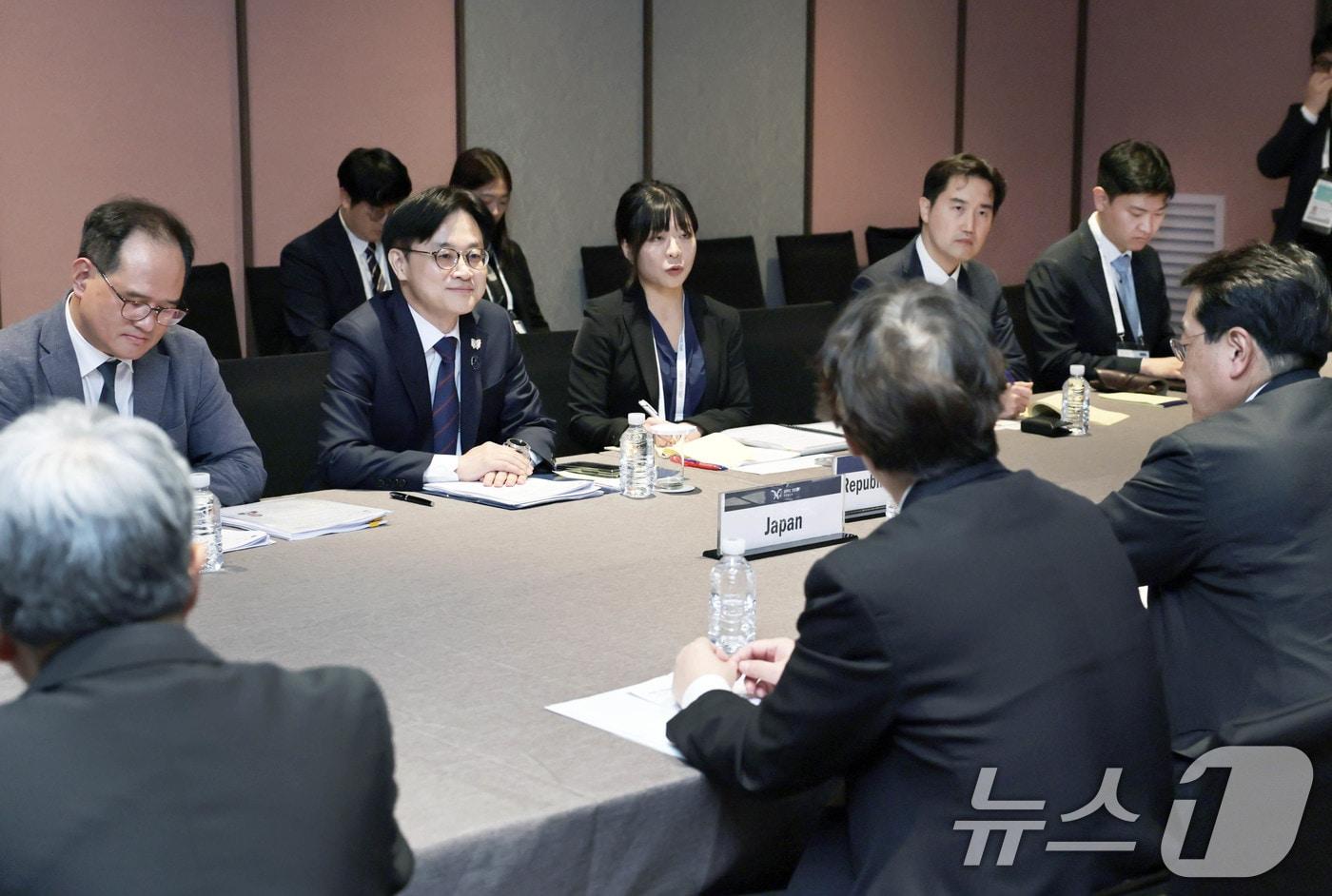 김정관 산업통상부 장관이 31일 경북 경주시 소노캄호텔에서 아카자와 료세이 일본 경제산업성 대신과 면담을 갖고 있다. &#40;산업통상부 제공. 재판매 및 DB 금지&#41; 2025.10.31/뉴스1