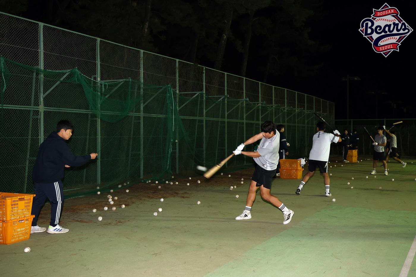 마무리 캠프 중인 두산 베어스 선수단.(두산 베어스 제공)