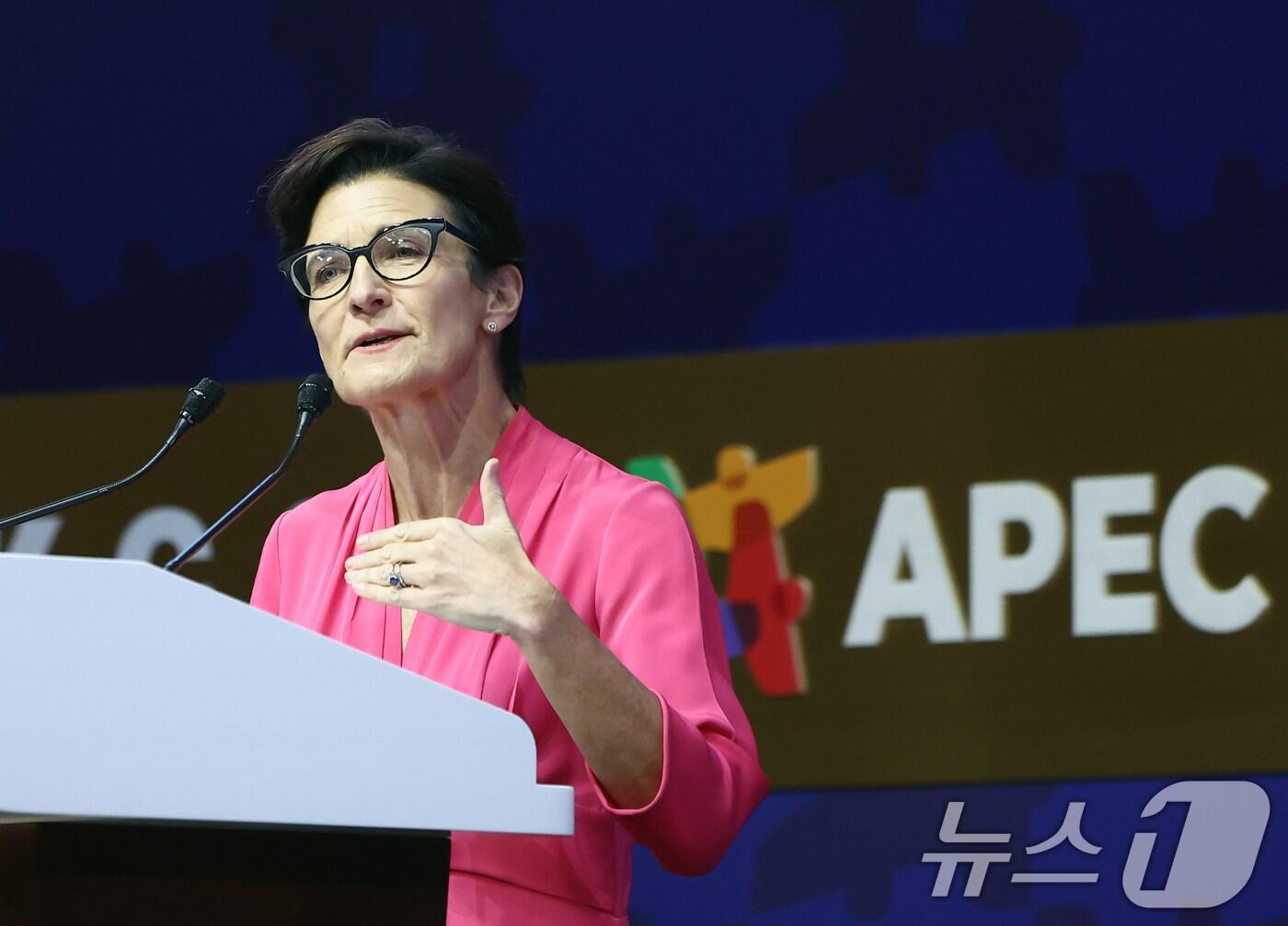 본문 이미지 - 제인 프레이저 씨티그룹 이사회 의장 겸 최고경영자가 31일 오후 경북 경주예술의전당에서 열린 아시아태평양경제협력체(APEC) 정상회의 최고 경영자(CEO) 서밋에서 '세계 경제의 다음 로드맵'을 주제로 연설하고 있다. 2025.10.31/뉴스1 ⓒ News1 김민지 기자