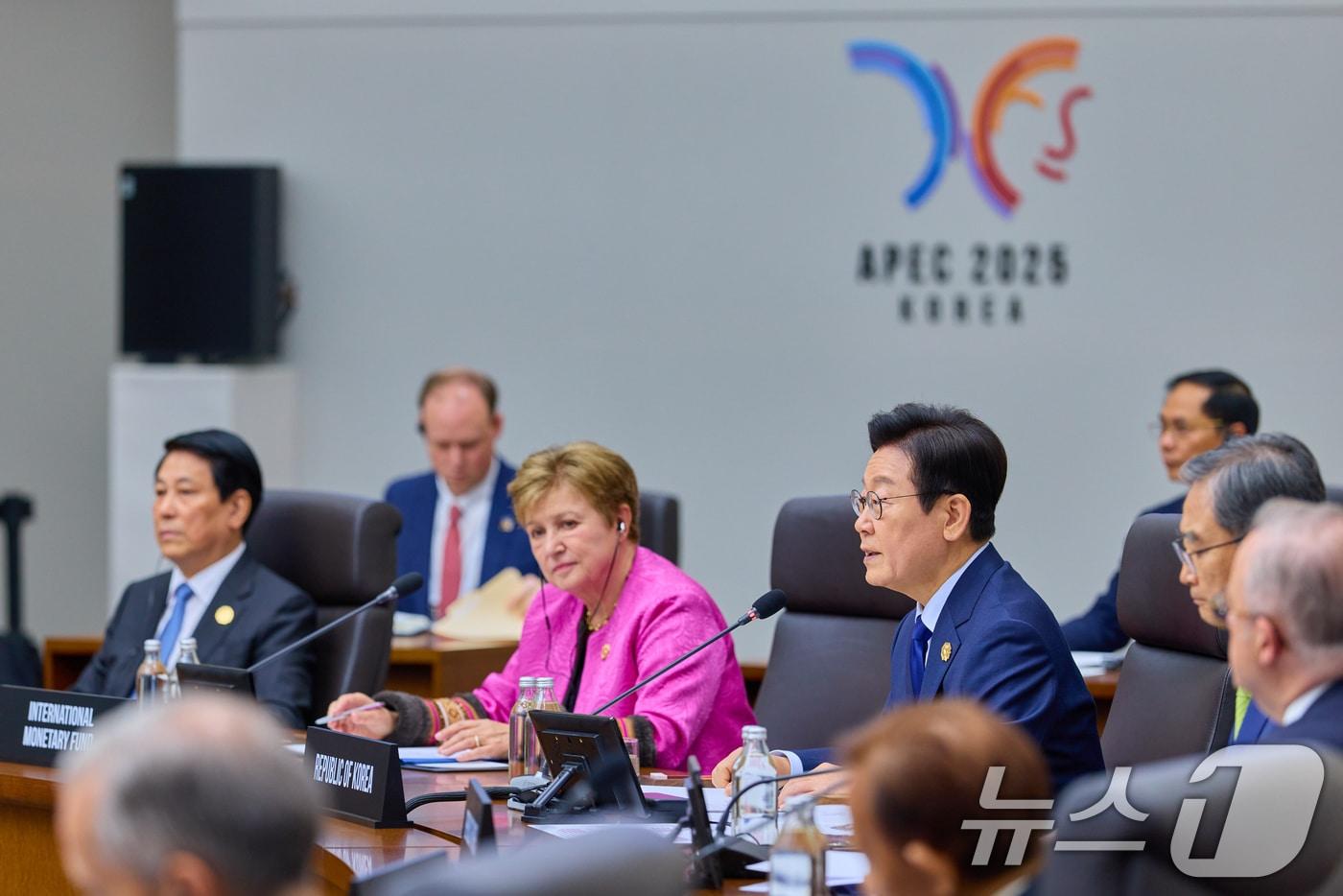 이재명 대통령이 31일 경북 경주 화백컨벤션센터(HICO)에서 열린 2025 아시아태평양경제협력체(APEC) 정상회의 제1세션에서 개회사를 하고 있다. (대통령실 제공. 재판매 및 DB 금지) 2025.10.31/뉴스1 ⓒ News1 허경 기자