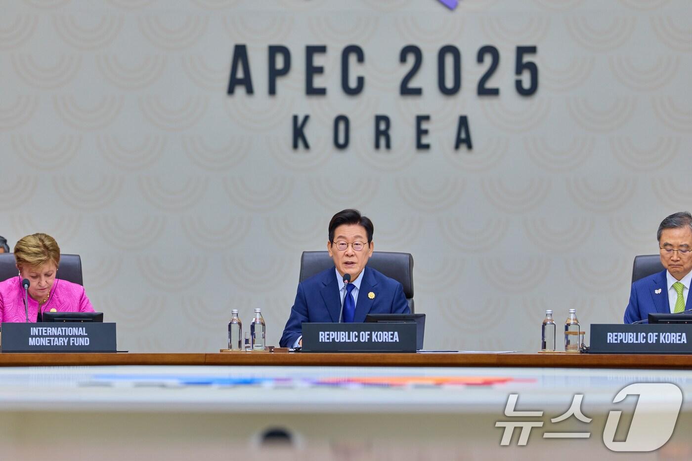 이재명 대통령이 31일 경북 경주 화백컨벤션센터(HICO)에서 열린 2025 아시아태평양경제협력체(APEC) 정상회의 제1세션에서 개회사를 하고 있다. (대통령실 제공. 재판매 및 DB 금지) 2025.10.31/뉴스1 ⓒ News1 허경 기자