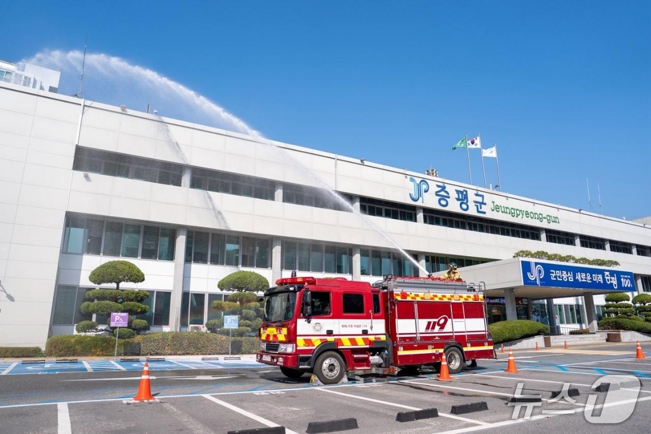 본문 이미지 - 충북 증평군은 31일 군청 광장에서 화재 등 증평소방서 중앙119안전센터와 연계한 합동소방훈련을 진행했다.&#40;증평군 제공, 재판매 및 DB금지&#41;/뉴스1