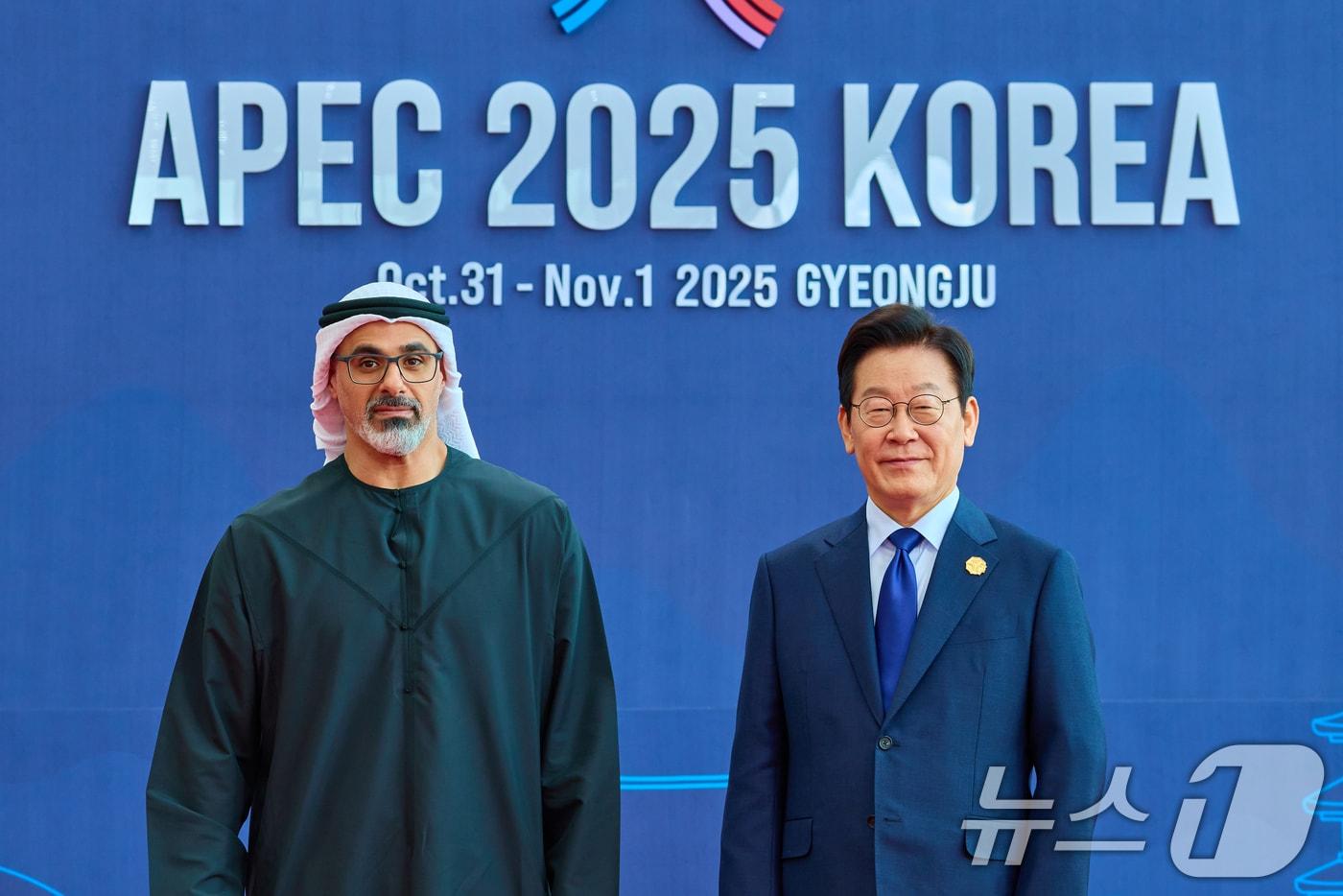 이재명 대통령이 31일 경북 경주화백컨벤션센터(HICO)에서 열린 2025 아시아태평양경제협력체(APEC) 정상회의에서 칼리드 아부다비 아랍에미리트(UAE) 왕세자를 맞이하고 있다. (대통령실 제공. 재판매 및 DB 금지) 2025.10.31/뉴스1 ⓒ News1 허경 기자