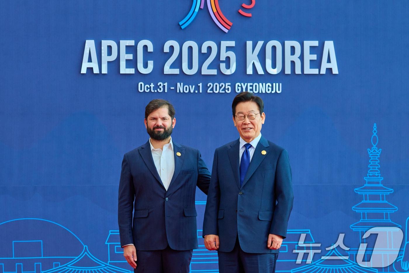 본문 이미지 - 이재명 대통령이 31일 경북 경주화백컨벤션센터(HICO)에서 열린 2025 아시아태평양경제협력체(APEC) 정상회의에서 가브리엘 보리치 칠레 대통령을 맞이하고 있다. (대통령실 제공. 재판매 및 DB 금지) 2025.10.31/뉴스1 ⓒ News1 허경 기자