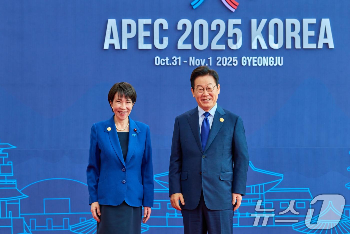 이재명 대통령이  10월 31일 경북 경주화백컨벤션센터&#40;HICO&#41;에서 열린 2025 아시아태평양경제협력체&#40;APEC&#41; 정상회의에서 다카이치 사나에 일본 총리를 맞이하고 있다. &#40;대통령실 제공. 재판매 및 DB 금지&#41; 2025.10.31/뉴스1 ⓒ News1 허경 기자