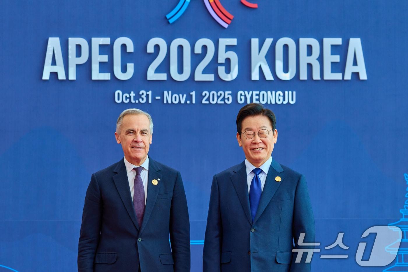 이재명 대통령이 31일 경북 경주화백컨벤션센터&#40;HICO&#41;에서 열린 2025 아시아태평양경제협력체&#40;APEC&#41; 정상회의에서 마크 카니 캐나다 총리를 맞이하고 있다. &#40;대통령실 제공. 재판매 및 DB 금지&#41; 2025.10.31/뉴스1 ⓒ News1 허경 기자