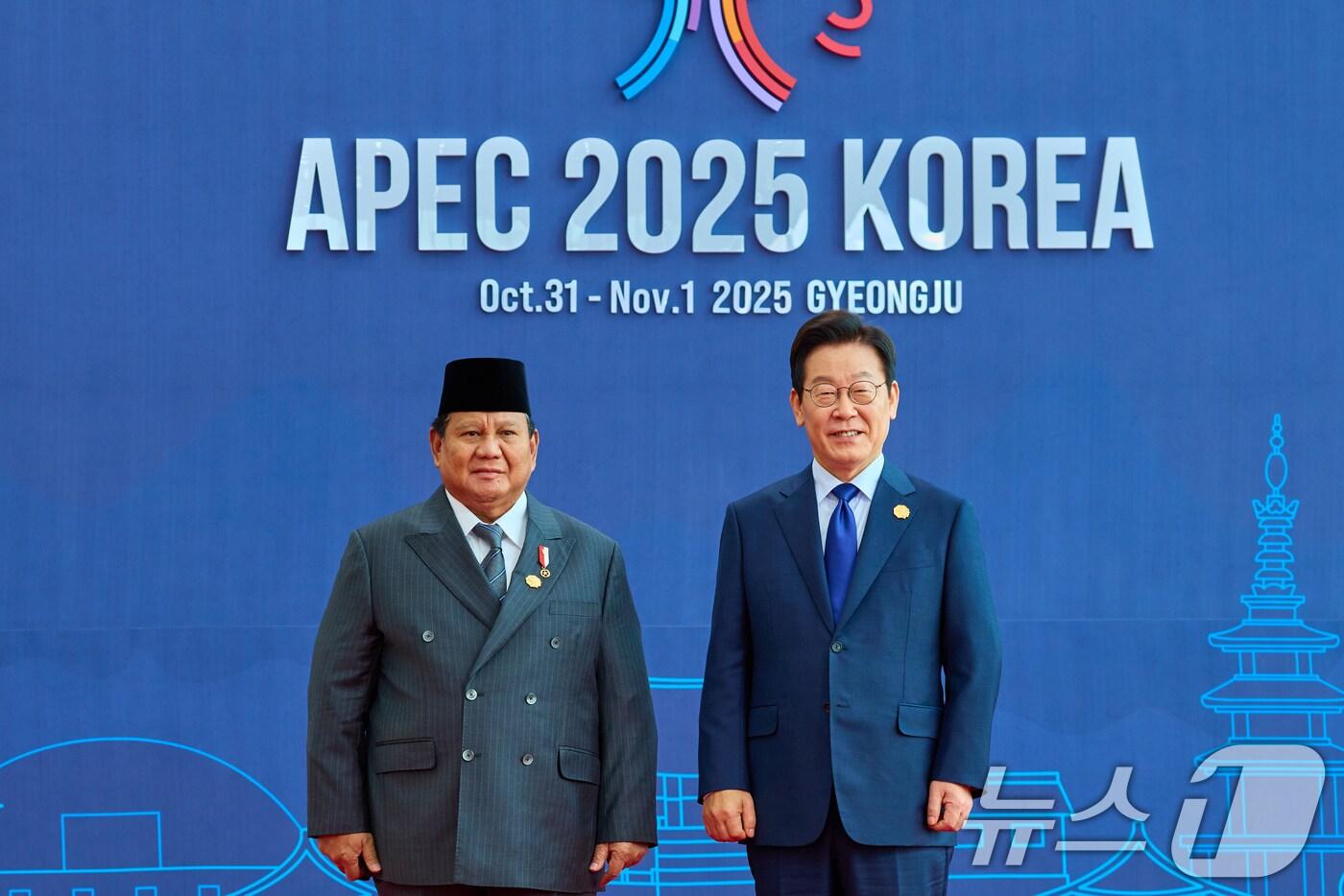 이재명 대통령이 31일 경북 경주화백컨벤션센터(HICO)에서 열린 2025 아시아태평양경제협력체(APEC) 정상회의에서 프라보워 수비안토 인도네시아 대통령을 맞이하고 있다. (대통령실 제공. 재판매 및 DB 금지) 2025.10.31/뉴스1 ⓒ News1 허경 기자