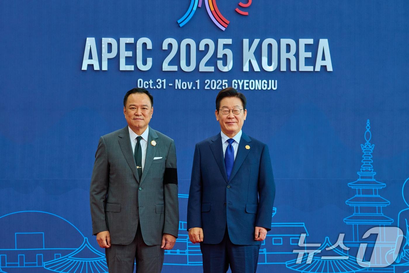 본문 이미지 - 이재명 대통령이 31일 경북 경주화백컨벤션센터(HICO)에서 열린 2025 아시아태평양경제협력체(APEC) 정상회의에서 아누틴 찬위라꾼 태국 총리를 맞이하고 있다. (대통령실 제공. 재판매 및 DB 금지) 2025.10.31 ⓒ 뉴스1 허경 기자