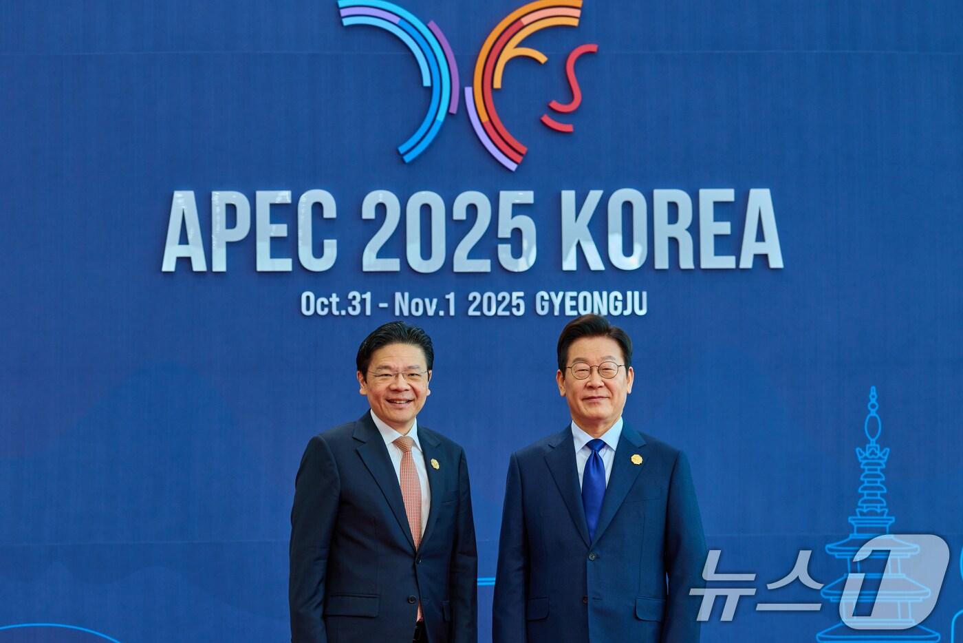 이재명 대통령이 31일 경북 경주화백컨벤션센터&#40;HICO&#41;에서 열린 2025 아시아태평양경제협력체&#40;APEC&#41; 정상회의에서 로런스 웡 싱가포르 총리를 맞이하고 있다. &#40;대통령실 제공. 재판매 및 DB 금지&#41; 2025.10.31/뉴스1 ⓒ News1 허경 기자