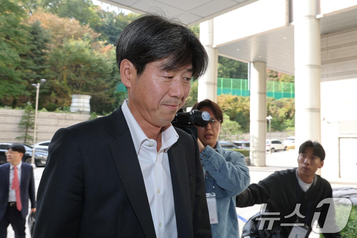 대장동 개발 비리 의혹 사건에 연루돼 특정경제범죄 가중처벌법상 배임 등 혐의로 기소된 남욱 변호사가 31일 서울 서초구 서울중앙지방법원에서 열린 1심 선고공판에 출석하고 있다. 2025.10.31/뉴스1 ⓒ News1 이광호 기자