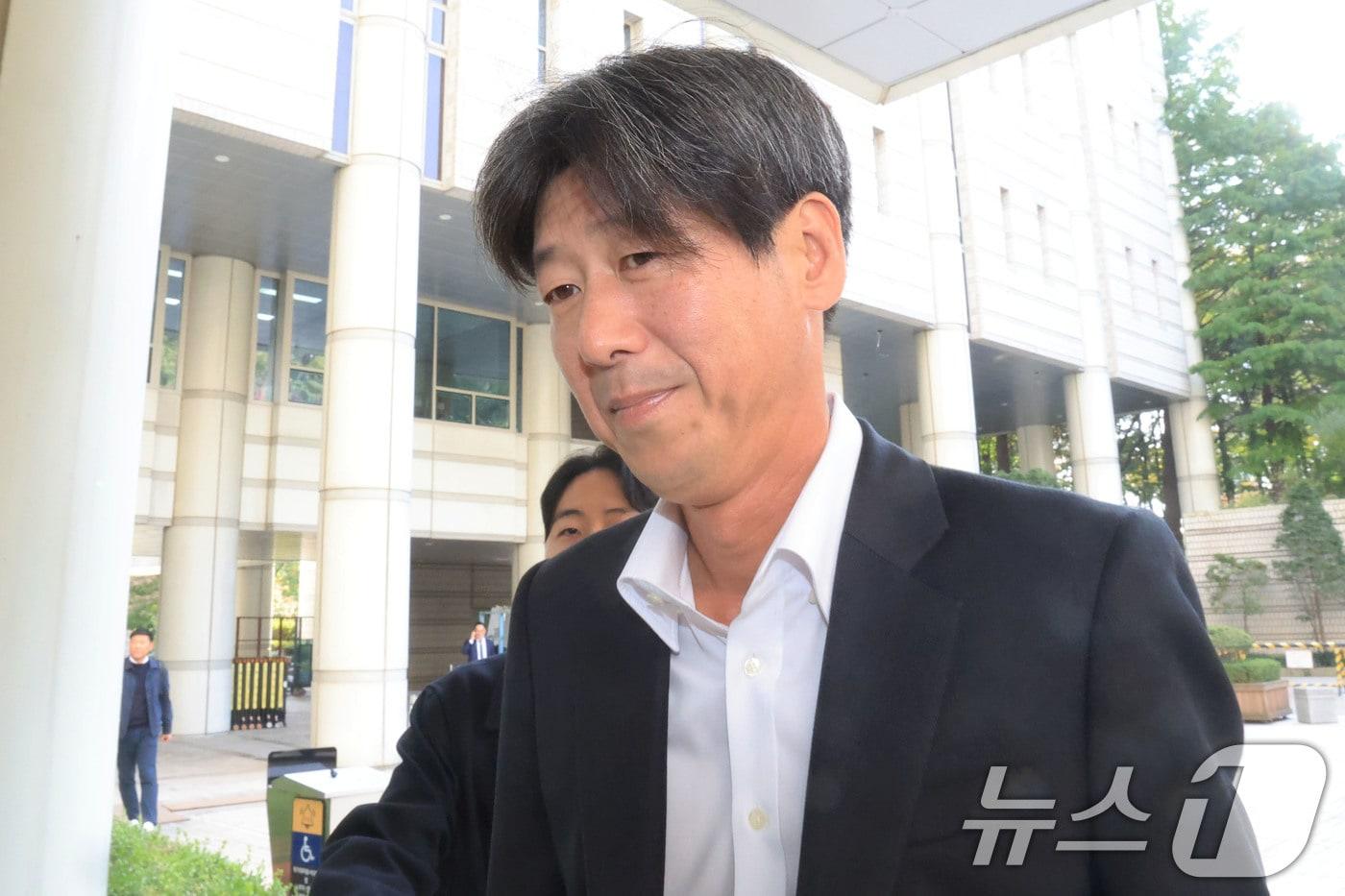 대장동 개발 비리 의혹 사건에 연루돼 특정경제범죄 가중처벌법상 배임 등 혐의로 기소된 남욱 변호사가 지난달 31일 서울 서초구 서울중앙지방법원에서 열린 1심 선고공판에 출석하고 있다. &#40;공동취재&#41; 2025.10.31/뉴스1 ⓒ News1 이광호 기자