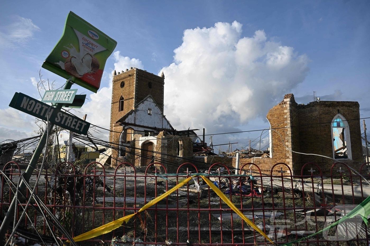 29일&#40;현지시간&#41; 자메이카의 세인트 엘리자베스 블랙 리버에서 허리케인 멜리사가 지나간 후 ​​심하게 파손된 세인트 존 성공회 교회가 보인다. ⓒ AFP=뉴스1
