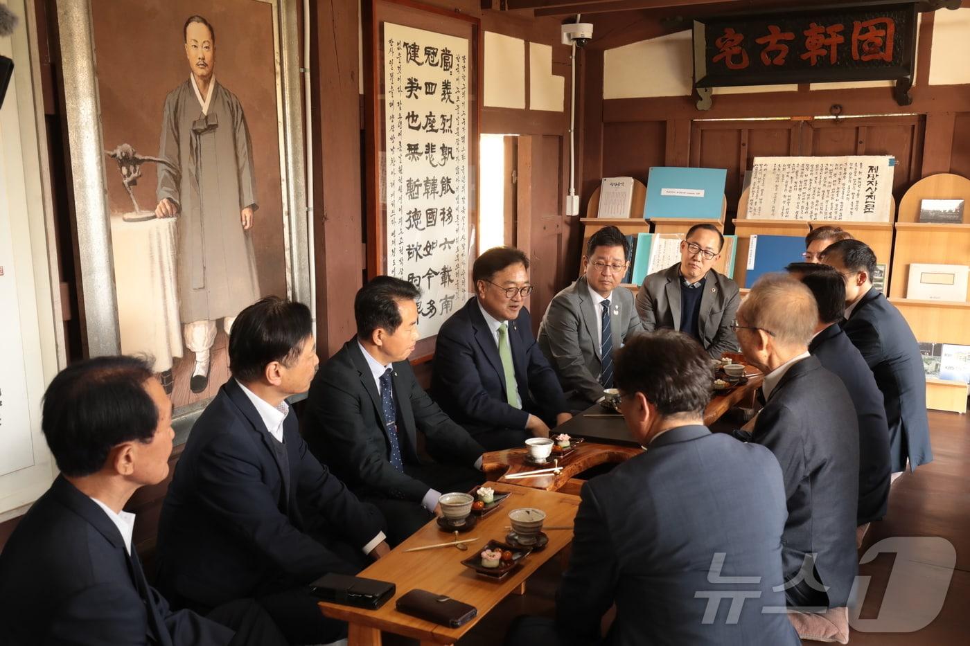 우원식 국회의장이 더불어민주당 김태선·김상욱 국회의원, 진보당 윤종오 국회의원 등과 함께 31일 울산 북구 박상진 의사 생가를 찾아 대화를 나누고 있다. 2025.10.31/뉴스1 ⓒ News1 김세은 기자