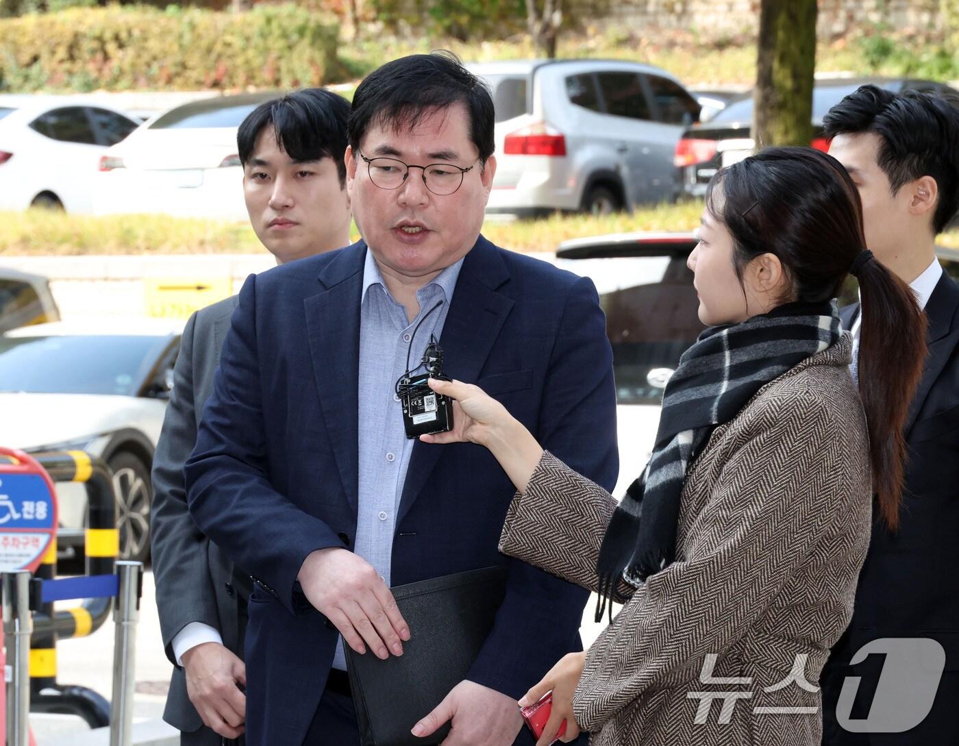 본문 이미지 - 대장동 개발 비리 의혹으로 재판에 넘겨진 유동규 전 성남도시개발공사 기획본부장이 31일 서울 서초구 중앙지법에서 열린 1심 선고공판에 출석하며 입장을 밝히고 있다. &#40;공동취재&#41; 2025.10.31/뉴스1 ⓒ News1 이광호 기자