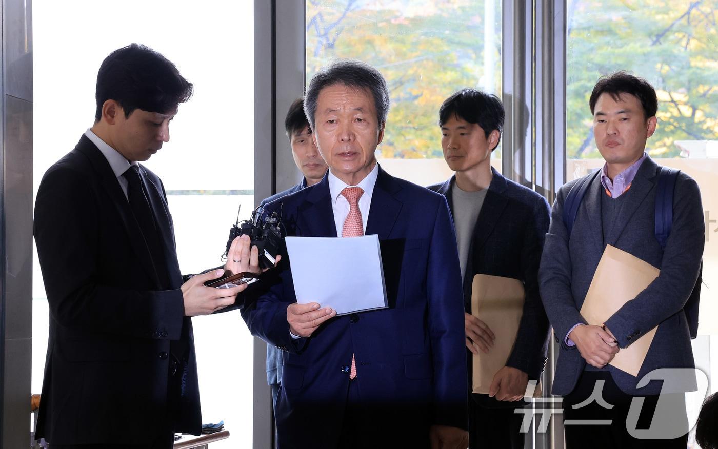 직권남용권리행사방해 혐의를 받는 김용원 국가인권위원회 상임위원 겸 군인권보호관이 31일 서울 서초구 이명현 순직해병 특별검사팀에 피의자 신분으로 조사를 받기 위해 출석하기 전 입장문을 발표하고 있다. 2025.10.31/뉴스1 ⓒ News1 이호윤 기자