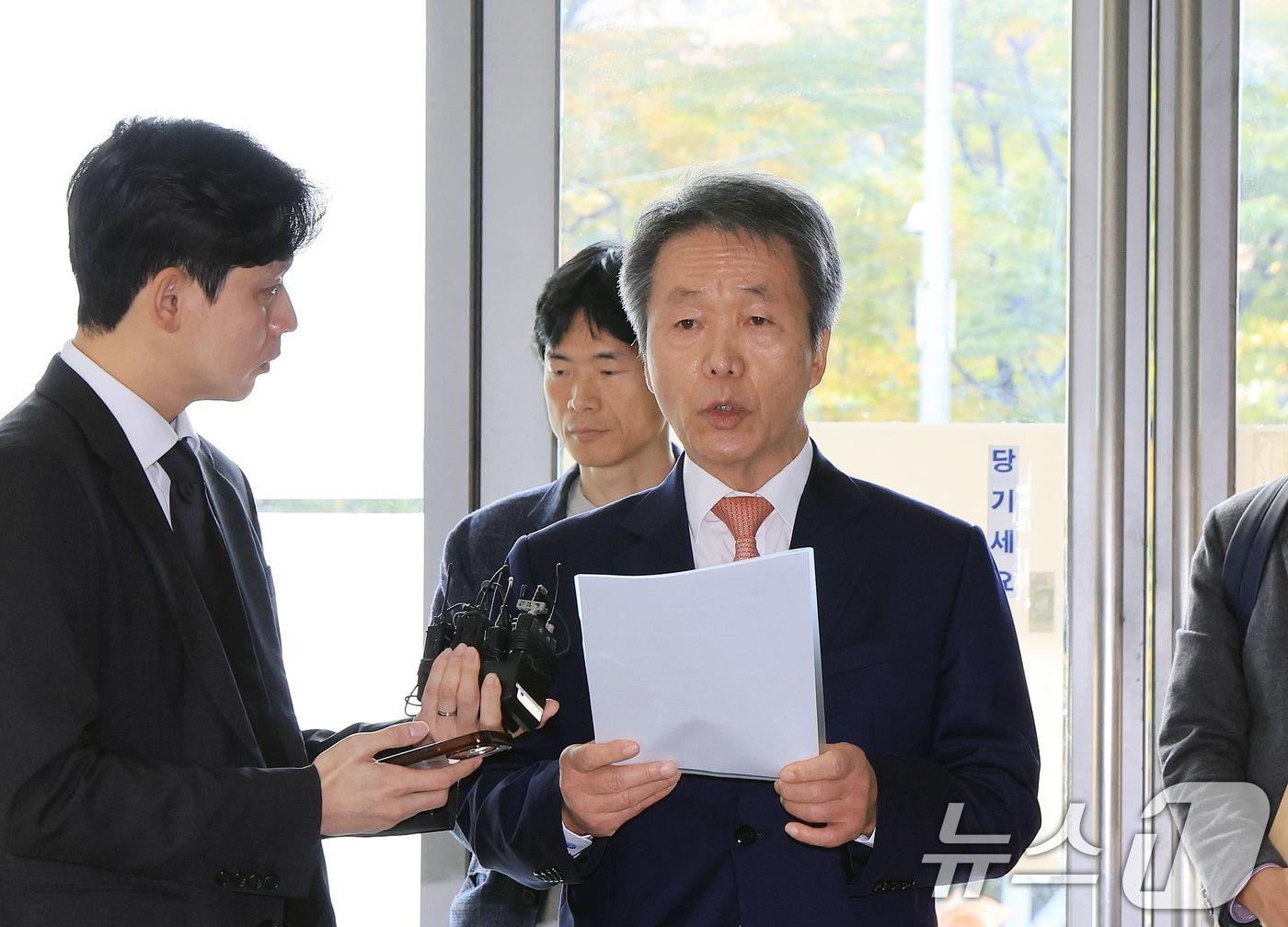 본문 이미지 - 직권남용권리행사방해 혐의를 받는 김용원 국가인권위원회 상임위원 겸 군인권보호관이 지난달 31일 서울 서초구 이명현 순직해병 특별검사팀 피의자 조사에 앞서 입장문을 발표하고 있다. 2025.10.31/뉴스1 ⓒ News1 이호윤 기자