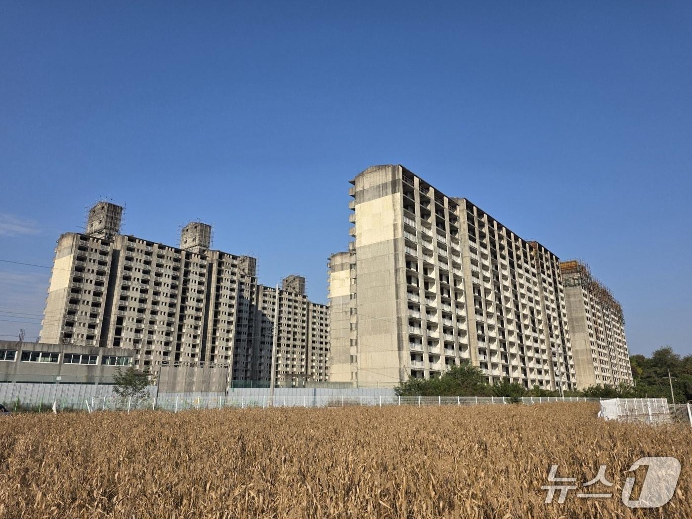 본문 이미지 - 2002년 공사 중단 이후 흉물로 방치돼 왔던 이천시 장호원읍 이황리 아파트 모습.&#40;이천시 제공&#41;