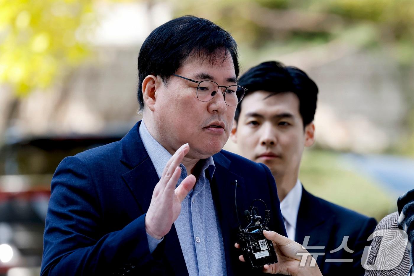 대장동 개발 비리 의혹으로 재판에 넘겨진 유동규 전 성남도시개발공사 기획본부장이 31일 서울 서초구 중앙지법에서 열린 1심 선고공판에 출석하며 입장을 밝히고 있다. &#40;공동취재&#41; 2025.10.31/뉴스1 ⓒ News1 이광호 기자