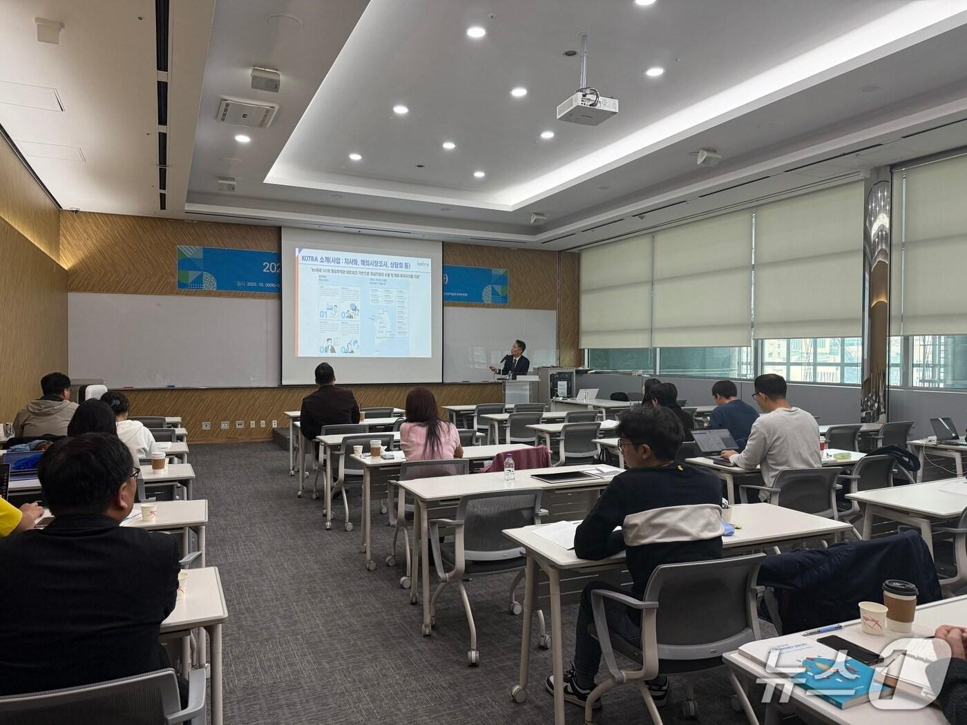 본문 이미지 - 소방산업 무역전문가 교육과정이 진행중이다.(소방청 제공)