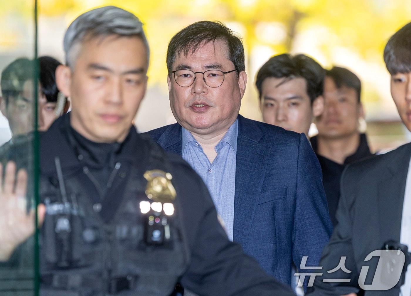 본문 이미지 - 대장동 개발 비리 의혹으로 재판에 넘겨진 유동규 전 성남도시개발공사 기획본부장이 31일 서울 서초구 중앙지법에서 열린 1심 선고공판에 출석하고 있다.&#40;공동취재&#41; 2025.10.31/뉴스1 ⓒ News1 이광호 기자