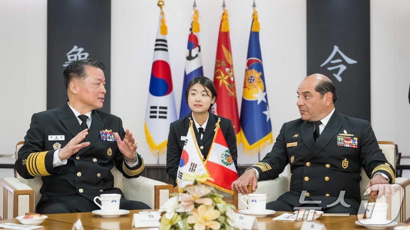 31일 충남 계룡시 해군본부에서 강동길 해군참모총장과 하비에르 브라보 데 루에다 페루 해군사령관(오른쪽)이 양국 해군 군사협력을 위한 양자대담을 하고 있다. (해군 제공. 재판매 및 DB 금지) 2025.10.31/뉴스1