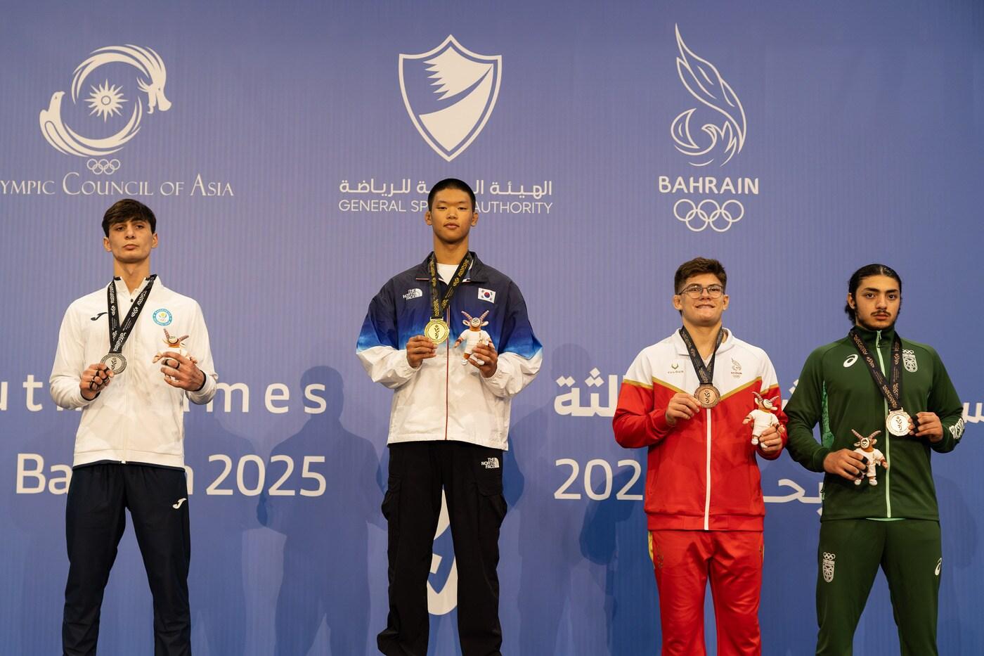 바레인 아시아 청소년 경기 대회에서 금메달을 획득한 주짓수 박건호가 시상식 직후 기념촬영을 하고 있다. (대한체육회 제공) / 뉴스1 ⓒ News1