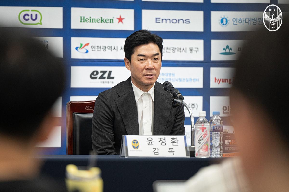 본문 이미지 - 인천유나이티드 지휘봉을 잡자마자 K리그2 우승을 이끈 윤정환 감독 &#40;인천 제공&#41;