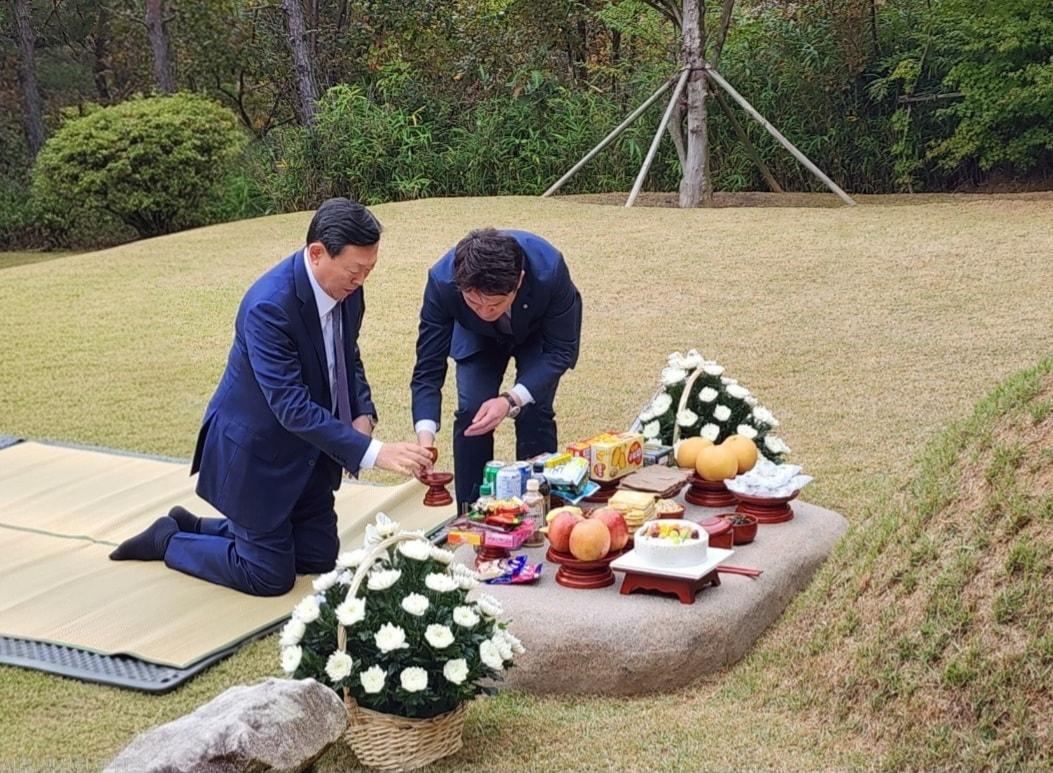 본문 이미지 - 신동빈 롯데그룹 회장이 31일 울산광역시 울주군에 위치한 신격호 명예회장의 선영을 찾아 참배하고 있다.(롯데지주 제공). 