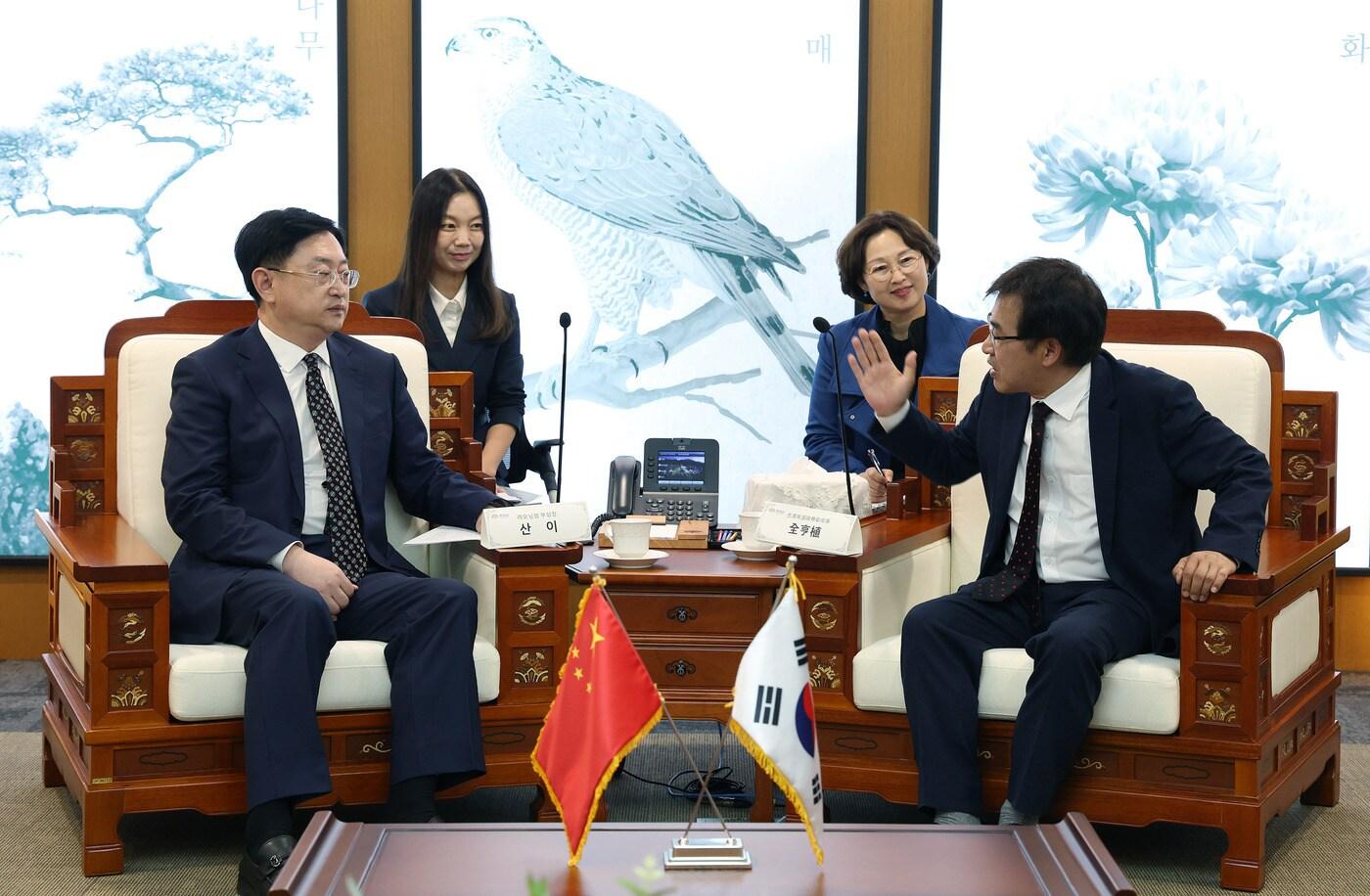 전형식 도 정무부지사&#40;오른쪽&#41;가 산이 중국 랴오닝성 부성장과 접견 중인 모습.&#40;충남도 제공. 재판매 및 DB금지&#41;/뉴스1