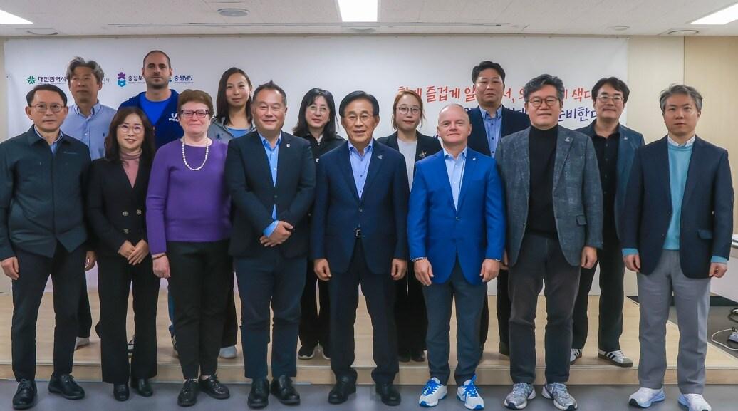 본문 이미지 -  국제대학스포츠연맹과 국제기술위원회 관계자 충청권 대회 조직위와 기념사진. (대회 조직위 제공. 재판매 및 DB 금지)