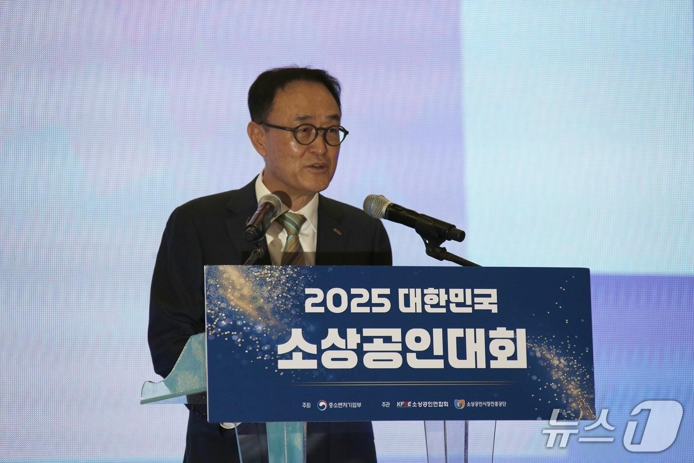 송치영 소상공인연합회장이 31일 고양 일산 킨텍스에서 열린 &#39;2025 대한민국 소상공인대회&#39; 개막식에서 축사하고 있다. &#40;소상공인연합회 제공. 재판매 및 DB금지&#41;