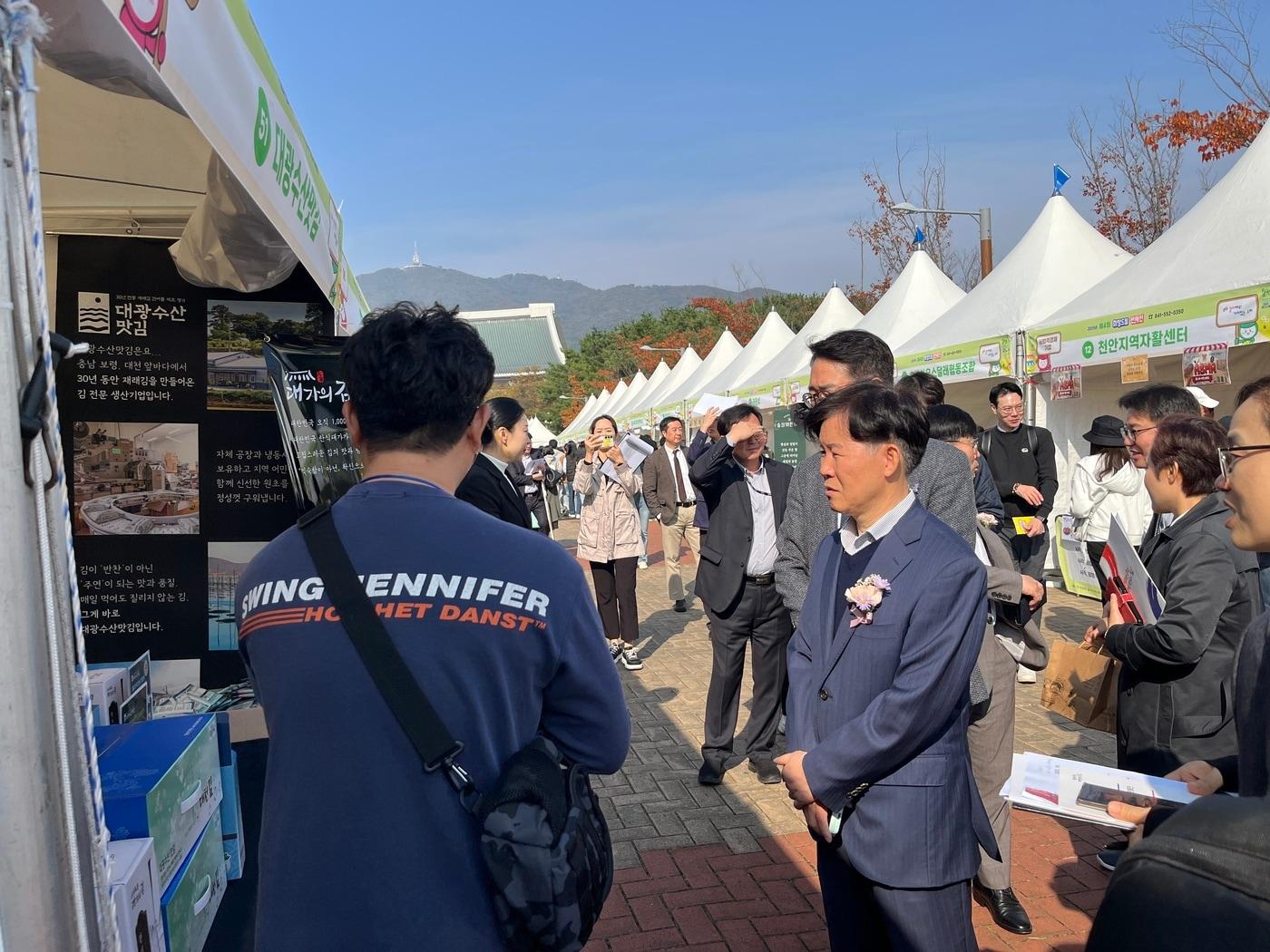 본문 이미지 - 천안 독립기념관 일원에서 개막한 '4회 희망드림 판매전'(충남도 제공. 재판매 및 DB금지)/뉴스1