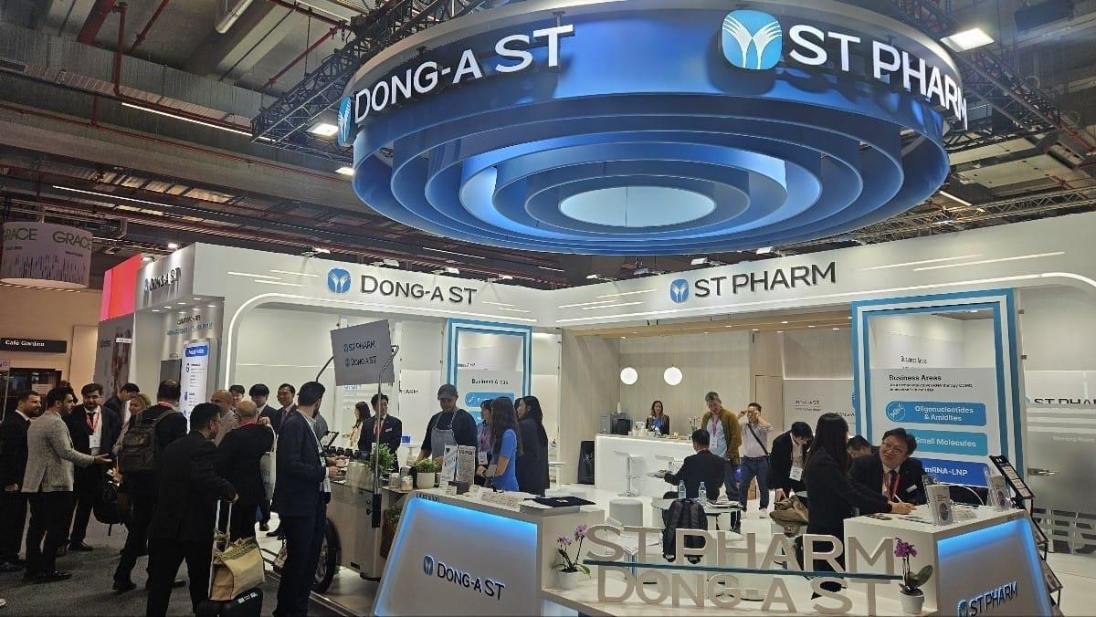 본문 이미지 - CPHI Worldwide 2025에 참가한 동아ST-에스티팜 공동부스 전경 모습. (동아ST 제공)