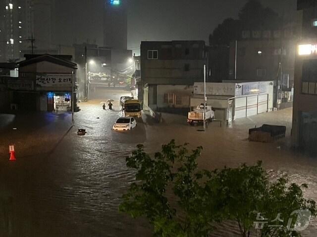 본문 이미지 - 8월 극한호우로 물에 잠긴 무안 시내.&#40;무안군 제공. 재배포 및 DB 금지&#41;