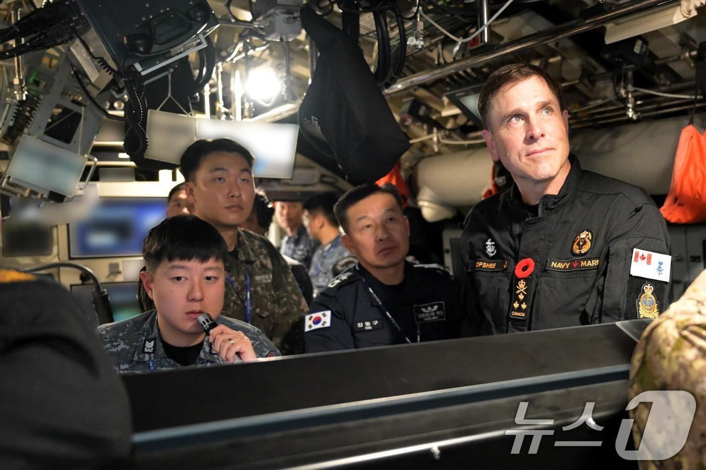 본문 이미지 - 지난해 10월 31일 앵거스 탑쉬(중장) 캐나다 해군사령관이 강동구 해군 잠수함사령관과 함께 도산안창호급 잠수함인 안무함 내부를 둘러보며 관계관들로부터 설명을 듣고 있다. (해군 제공. 재판매 및 DB 금지)/뉴스1