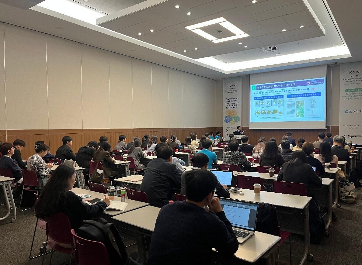 본문 이미지 - 동아제약이 '황해쑥' 건강기능식품 개발과 관련한 심포지엄을 개최했다.(동아제약 제공)/뉴스1