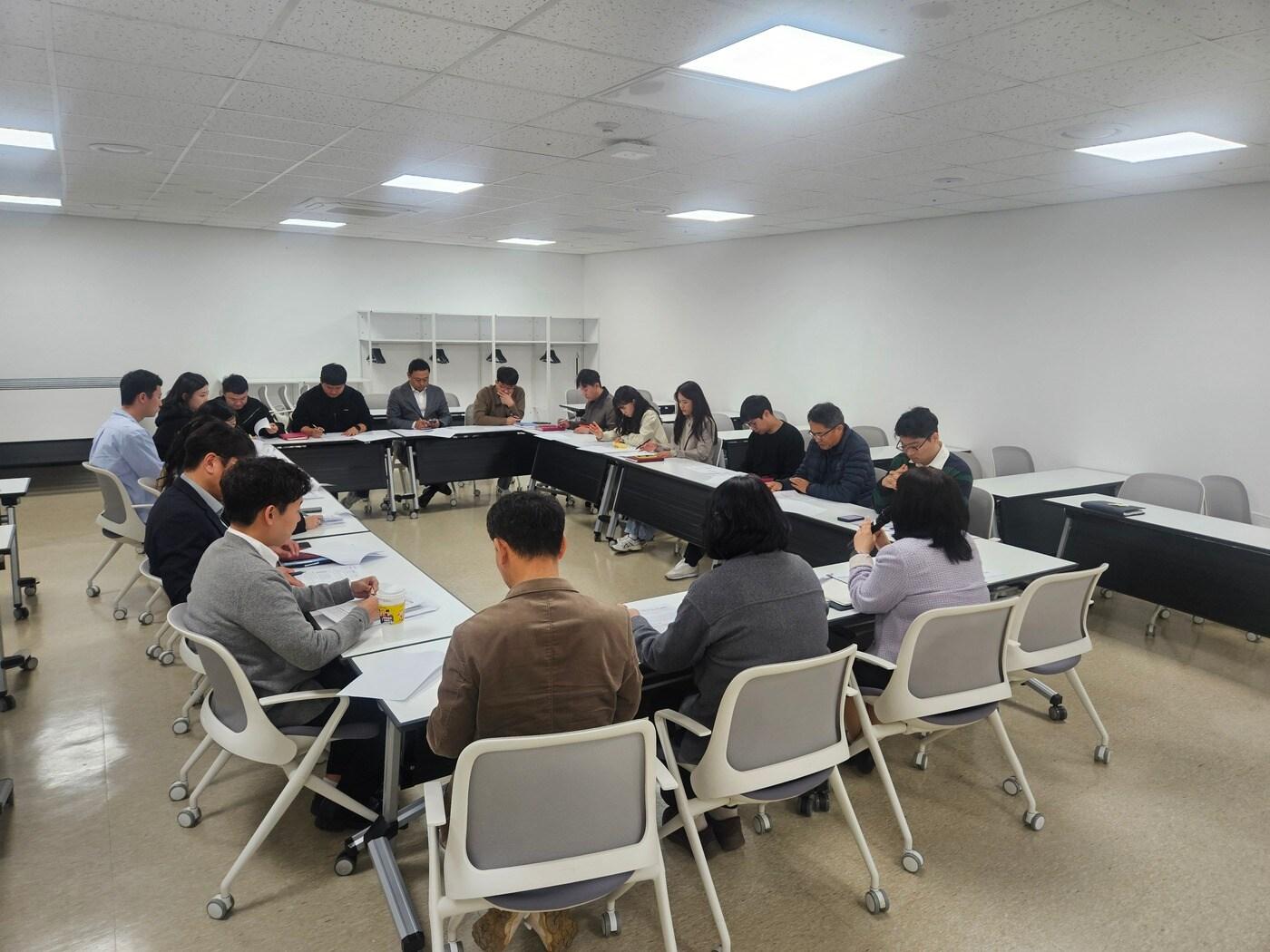 본문 이미지 - '2026 태안국제원예치유박람회' 입장권 판매 추진단 회의 진행 모습.(충남도 제공. 재판매 및 DB금지)/뉴스1