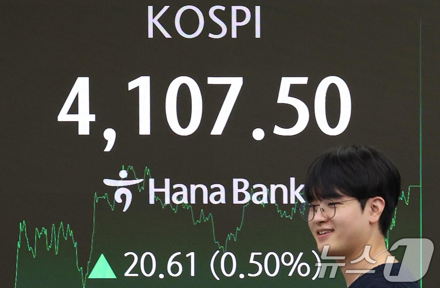 코스피가 종가 기준 사상 최고치를 찍은 31일 오후 서울 중구 하나은행 본점 딜링룸 전광판에 종가가 표시되고 있다. 이날 코스피는 전 거래일 대비 20.61포인트(0.50%) 오른 4107.50, 코스닥은 전 거래일 대비 9.56포인트(1.07%) 오른 900.42로 장을 마쳤다. 2025.10.31/뉴스1 ⓒ News1 오대일 기자