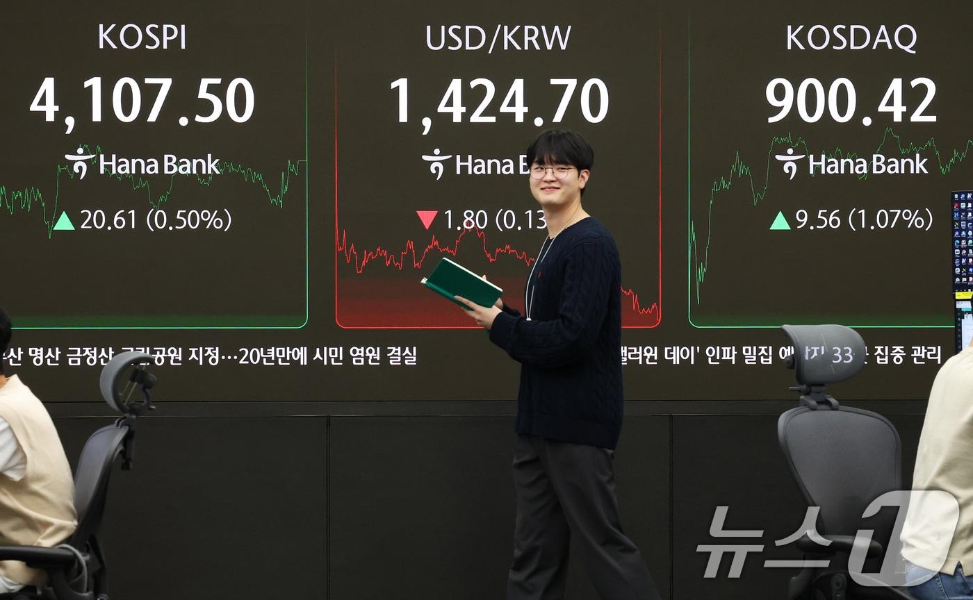 지난달 31일 오후 서울 중구 하나은행 본점 딜링룸 전광판에 종가가 표시되고 있다. 2025.10.31/뉴스1 ⓒ News1 오대일 기자