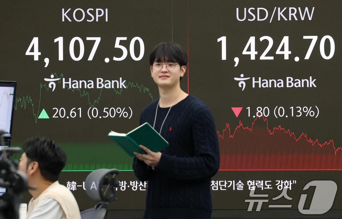 코스피가 종가 기준 사상 최고치를 찍은 31일 오후 서울 중구 하나은행 본점 딜링룸 전광판에 종가가 표시되고 있다. 2025.10.31/뉴스1 ⓒ News1 오대일 기자