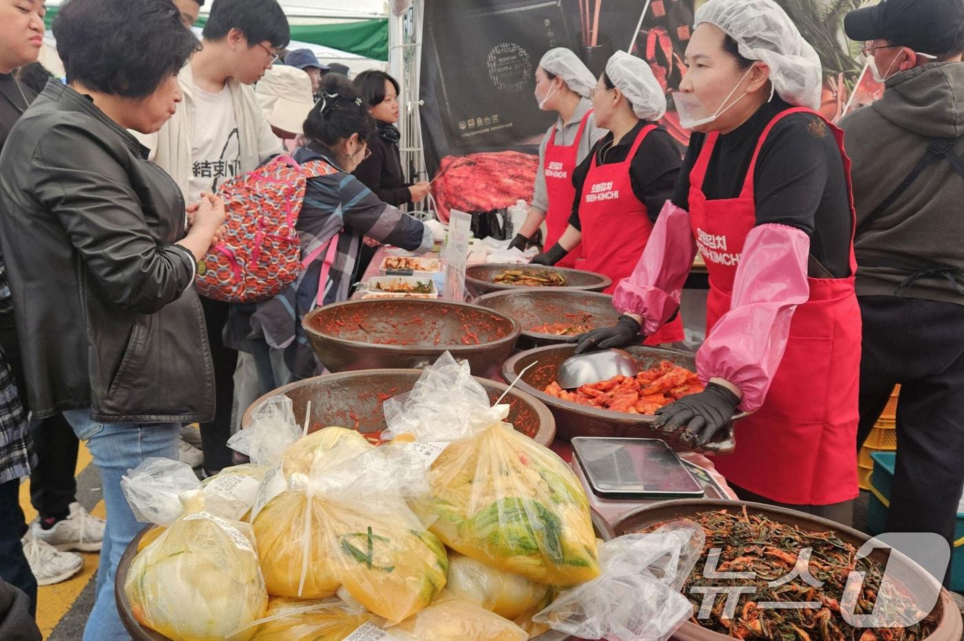 광주 김치축제가 지난 31일 광주시청 야외음악당 일원에서 개막한 가운데 시민들이 김치를 구매하고 있다.&#40;광주시 제공. 재판매 및 DB 금지&#41; 2025.10.31/뉴스1 